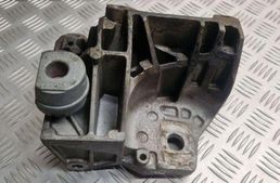 VOLVO V70 3 generation (2007-2020) Držiak motora pravá strana 6G926F030AB 31106606