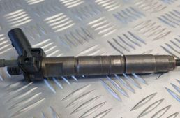 BMW 5 Series F10/F11 (2009-2017) Palivový vstrekovač 3B5UFZH,7823461 31112043