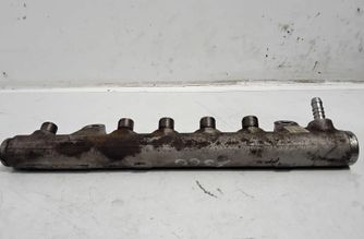 VOLKSWAGEN Passat B6 (2005-2010) Fuel Rail 03L089C 27724957