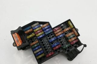 VOLKSWAGEN Touareg 1 generation (2002-2010) Poistková skrinka 7L0941828 31764386