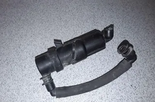 BMW 7 Series E65/E66 (2001-2008) Pravý ostrekovač svetlometu 7001949 33747761