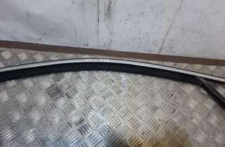 PORSCHE Cayenne 958 (2010-2018) Pravé predné dvere okenného lemovania 7P0837432D 33409232