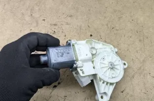 MERCEDES-BENZ C-Class W204/S204/C204 (2004-2015) Motor ovládania okna pravých zadných dverí A2048200542,961109100 33128220