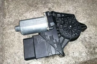 VOLKSWAGEN Passat B7 (2010-2015) Motor ovládania okna ľavých zadných dverí 0130821697 33859312