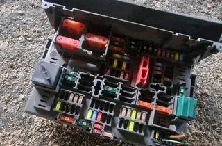 BMW 3 Series E90/E91/E92/E93 (2004-2013) Poistková skrinka 9119446 33864976