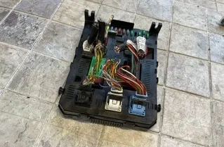 CITROËN C5 1 generation (2001-2008) Poistková skrinka 21676031 21057299