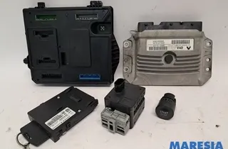 RENAULT Megane 3 generation (2008-2020) Riadiaca jednotka motora 285909828R,284B13640R,8200604932,237100293R,237101029R,V29008398A,A2C53284891,1927937,A2C53185186,S180098201,237101361R,107959C,0279207669,10296 32961079