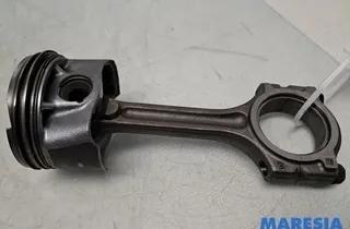 RENAULT Clio 4 generation (2012-2020) Ostatné časti karosérie 121000353R,120A13899R 34267879