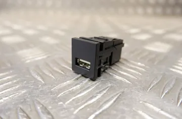 TOYOTA Yaris 4 generation (2020-2023) USB 33381290