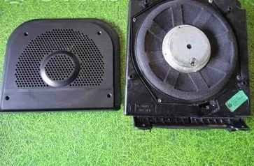 BMW M6 E63/E64 (2004-2010) Ľavý podlahový reproduktor basov 36122010,7832209,7838909 32395789