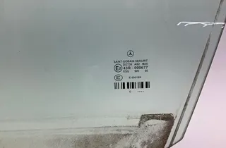 MERCEDES-BENZ E-Class W211/S211 (2002-2009) Sklo ľavých predných dverí 33343486