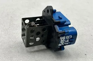 PEUGEOT 3008 2 generation (2017-2023) Relé ventilátora 9662240180 34115642