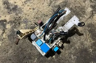 TOYOTA Yaris 2 generation (2005-2012) Pojistková skrinka 34067692