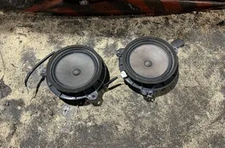 TOYOTA Yaris 2 generation (2005-2012) Ľavý predný dverový reproduktor 34067596