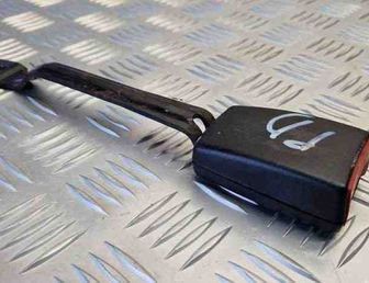 AUDI A4 B5/8D (1994-2001) Pravá predná spona na sedadle 8D0857755B 31103030