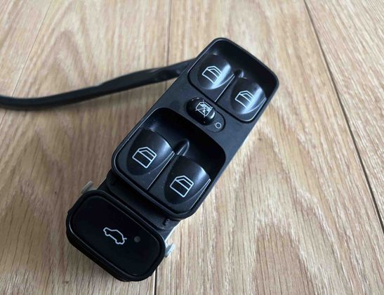 MERCEDES-BENZ CLK AMG GTR C297 (1997-1999) Vypínač ľavého okna predných dverí A2098203410 18171210