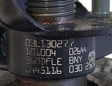 SKODA Superb 2 generation (2008-2015) Palivový vstrekovač 03L130277 33023060